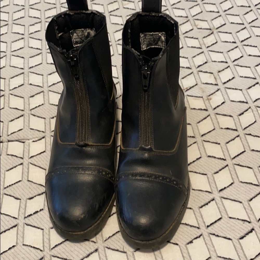 Girls horse riding boots. Black